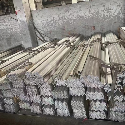 40x40x3mm ASTM A276 TP304 Barras angulares iguales e desiguales de acero inoxidable SS304 Barras angulares 18% Cr 8% Ni