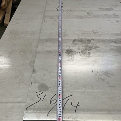El tamaño de la placa de acero inoxidable es de 4 × 8 × 10 mm de espesor.